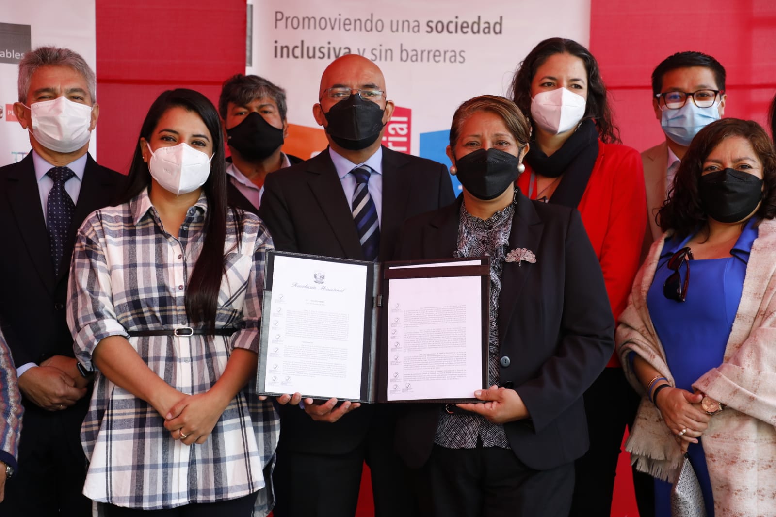 Viceministra de Poblaciones Vulnerables, Grecia Rojas Ortíz, quien hizo entrega al presidente del Conadis, Marco Antonio Gamarra La Barrera, la resolución ministerial que autoriza la transferencia correspondiente. También contó con la participación de diversos funcionarias y funcionarios tanto del MIMP como del Conadis.