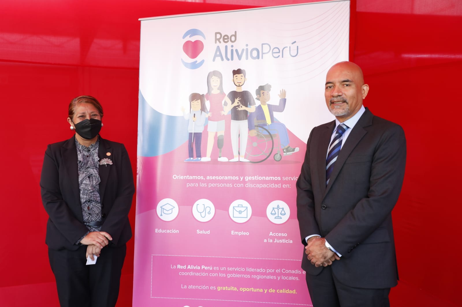 Viceministra de Poblaciones Vulnerables, Grecia Rojas Ortíz, quien hizo entrega al presidente del Conadis, Marco Antonio Gamarra La Barrera, la resolución ministerial que autoriza la transferencia correspondiente junto al banner de la Red Alivia.