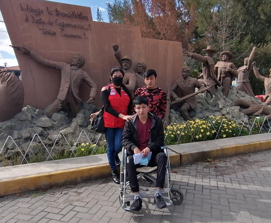 Usuario del programa CONTIGO con su hermano y una facilitadora