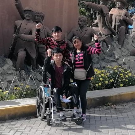 Usuario del programa CONTIGO con su hermano y mamá felices