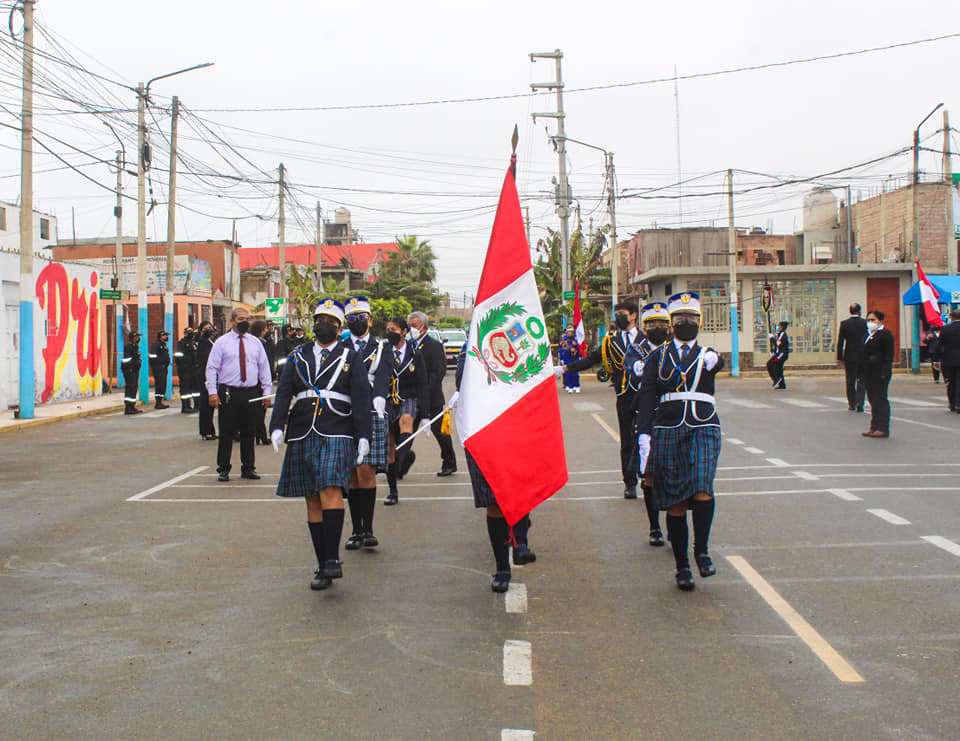LA MDSA rindiendo participando en el día de la bandera