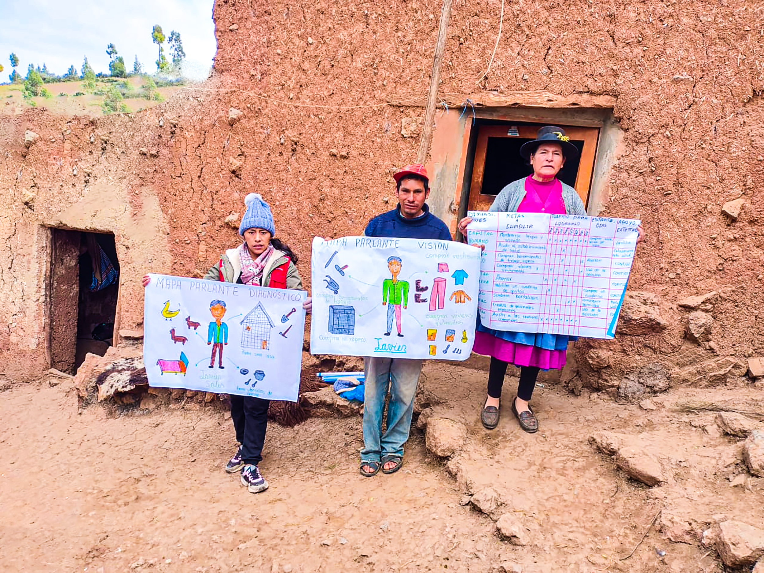 Usuario y familiares presentandoc cartel de mapa parlante visión trabajado en el proyecto piloto.