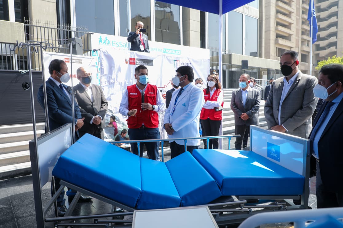 Imagen de funcionarios en la ceremonia de netrega de bienes al Seguro Social de Salud