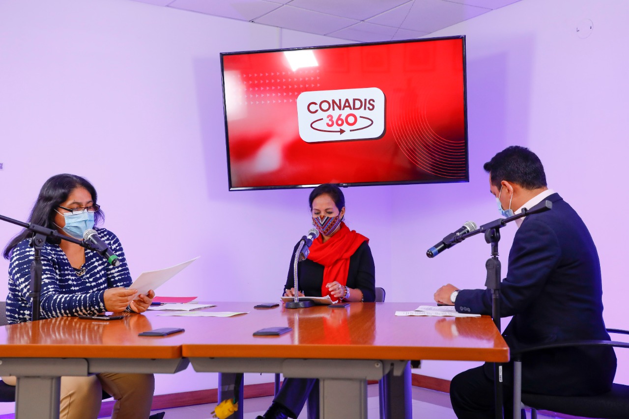 Imagen del estudio de Conadis 360 con la participación de los presentadores : Vilma Andrade y Fernando Jhong con la invitada, Nadya Villavicencio Callo, directora de la Unidad de Desarrollo Integral de la Familia (UDIF) Programa Integral Nacional para el Bienestar Familiar (INABIF).