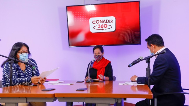 Imagen del estudio de Conadis 360 con la participación de los presentadores : Vilma Andrade y Fernando Jhong con la invitada, Nadya Villavicencio Callo, directora de la Unidad de Desarrollo Integral de la Familia (UDIF) Programa Integral Nacional para el Bienestar Familiar (INABIF).