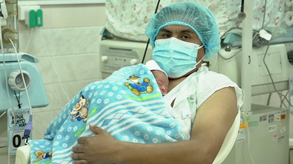 Papás canguros, el programa que fortalece el vínculo emocional y afectivo entre el padre y el bebé prematuro