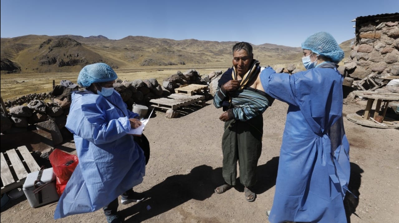 Brigadas de salud vacunan a más de 4200 m.s.n.m. en las zonas altoandinas de Puno por las heladas