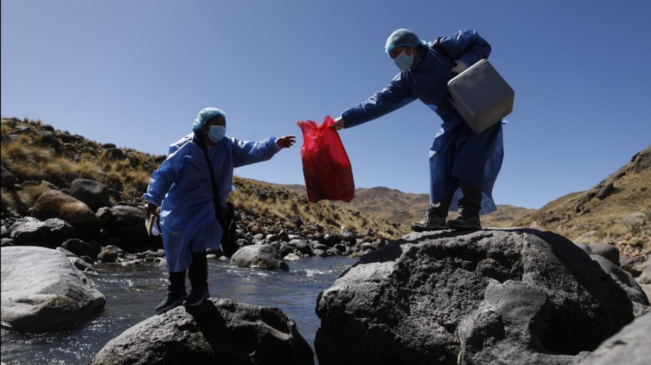 Brigadas de salud vacunan a más de 4200 m.s.n.m. en las zonas altoandinas de Puno por las heladas