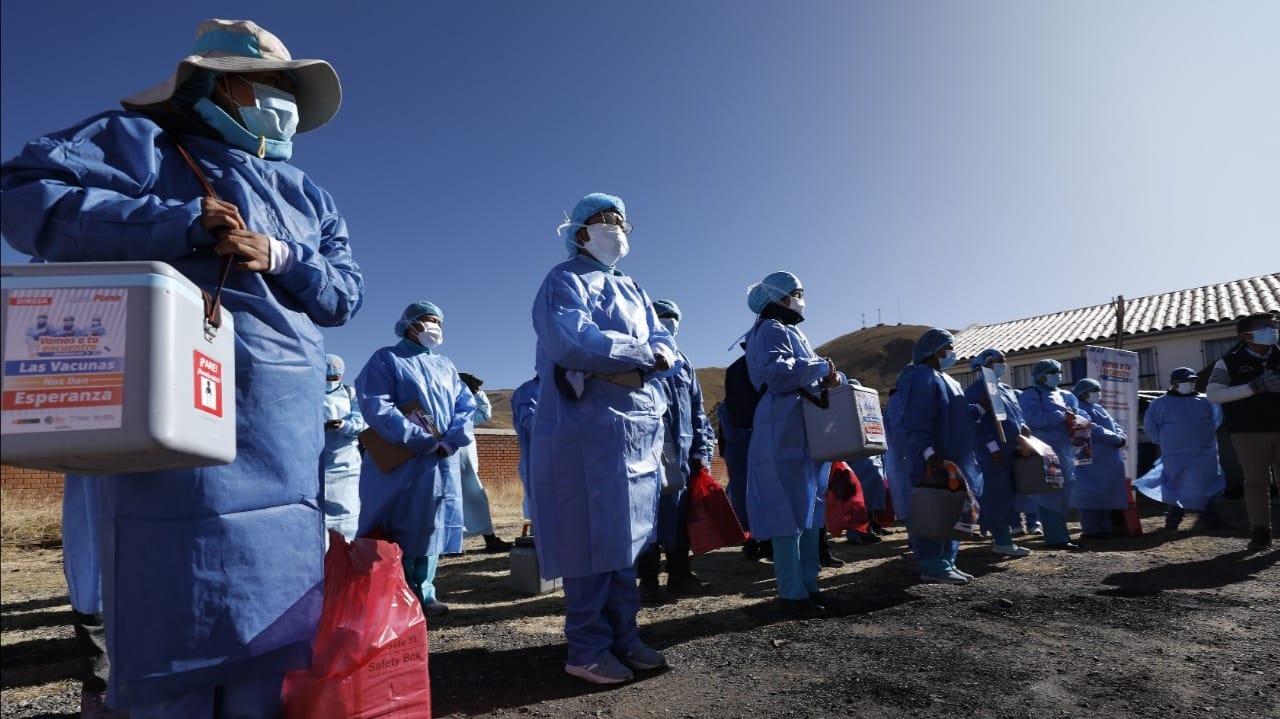 Brigadas de salud vacunan a más de 4200 m.s.n.m. en las zonas altoandinas de Puno por las heladas