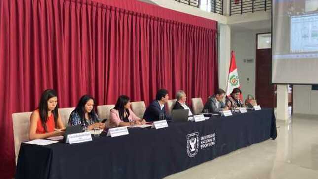 Congresistas sentados en la esa de honor