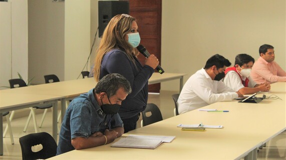 directora de I.E pidiendo la palabra