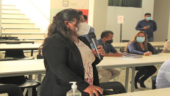 directora de UGEL Sullana pidiendo la palabra