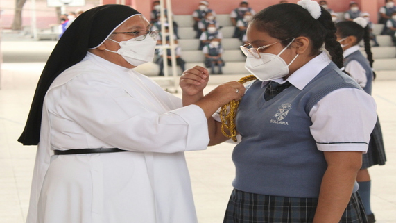 Directora de I.E impone cordón a Brigadier General de Primaria.
