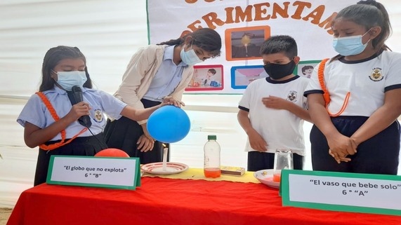 Alumnos explicando al jurado su experimento