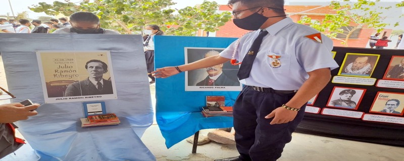 Alumno de secundaria exponiendo su proyecto.