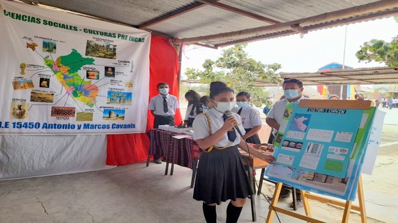 Alumna de secundaria exponiendo su proyecto.