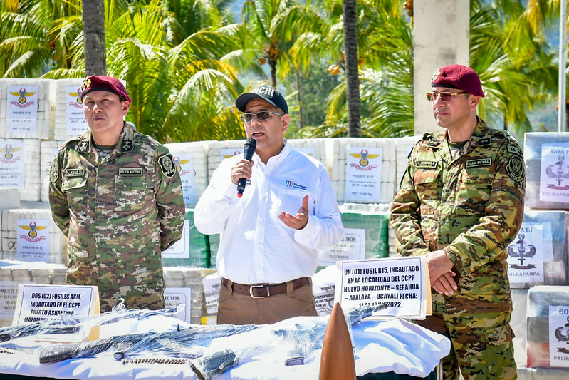 El ministro del Interior, Dimitri Senmache Artola, destacó hoy la labor de la Policía Nacional del Perú (PNP) en la lucha contra el tráfico ilícito de drogas al presentar el decomiso de un total de 1448.7 kilogramos de alcaloide de cocaína en tres operativos realizados en las regiones de Junín, Ucayali y Ayacucho.
