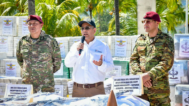 El ministro del Interior, Dimitri Senmache Artola, destacó hoy la labor de la Policía Nacional del Perú (PNP) en la lucha contra el tráfico ilícito de drogas al presentar el decomiso de un total de 1448.7 kilogramos de alcaloide de cocaína en tres operativos realizados en las regiones de Junín, Ucayali y Ayacucho.  