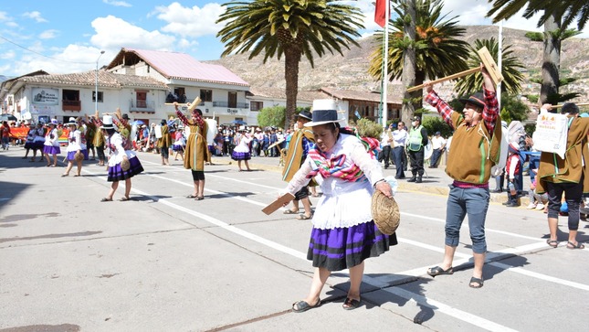 Con mucha alegría y entusiasmo, la Municipalidad Distrital de Maras, encabezado por el alcalde Sr. Miguel Abal Anchari, acompañado de los regidores Valentín Romero, Walter Cervan, Delia Quispe Y Ernesto Meza así como funcionarios y trabajadores, saludaron de manera efusiva a la provincia de Urubamba, al celebrar los 197 Aniversario de Creación Política. La nutrida delegación también trajo como corolario la presentación de la Danza kachi Pichay interpretado por los trabajadores de las diferentes áreas y oficinas de la Municipalidad Distrital de Maras, a su paso del Alcalde Miguel Abal Anchari, fue ovacionado y aplaudido por la concurrencia que se dio cita a espetar el desfile cívico escolar en la plaza de armas de la Provincia de Urubamba.