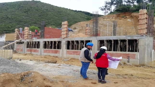 Auditora verificando obra en Querocotillo