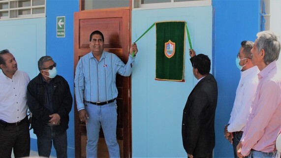Develación de placa conmemorativa.