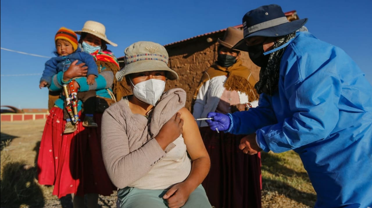 Puno: Brigadas realizan barrido de vacunación casa por casa en la zona rural del distrito de Achaya