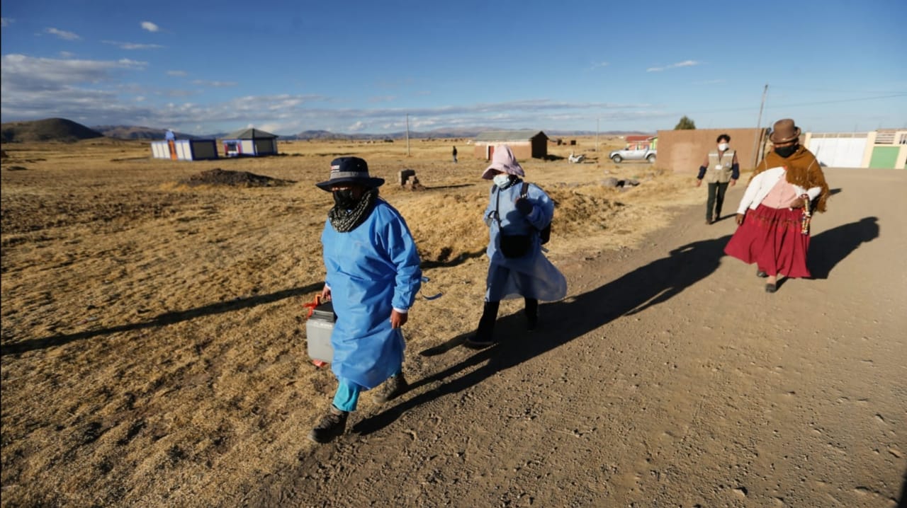 Puno: Brigadas realizan barrido de vacunación casa por casa en la zona rural del distrito de Achaya