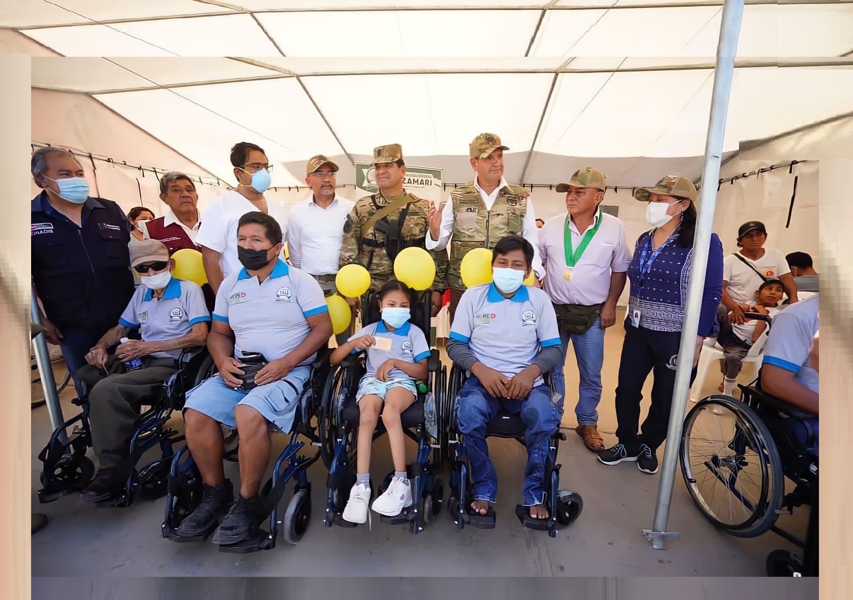 Grupo de personas donde el Pdte. del Conadis y autoridades del Comando Conjunto de las Fuerzas Armadas entregan sillas de ruedas el distrito de Mazamari, provincia de Satipo, región Junín durante la Sexta Campaña Cívica Multisectorial 2022