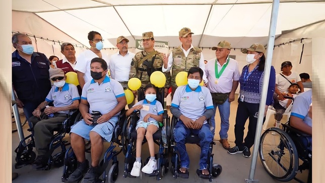 Grupo de personas donde el Pdte. del Conadis y autoridades del  Comando Conjunto de las Fuerzas Armadas entregan sillas de ruedas el distrito de Mazamari, provincia de Satipo, región Junín durante la Sexta Campaña Cívica Multisectorial 2022