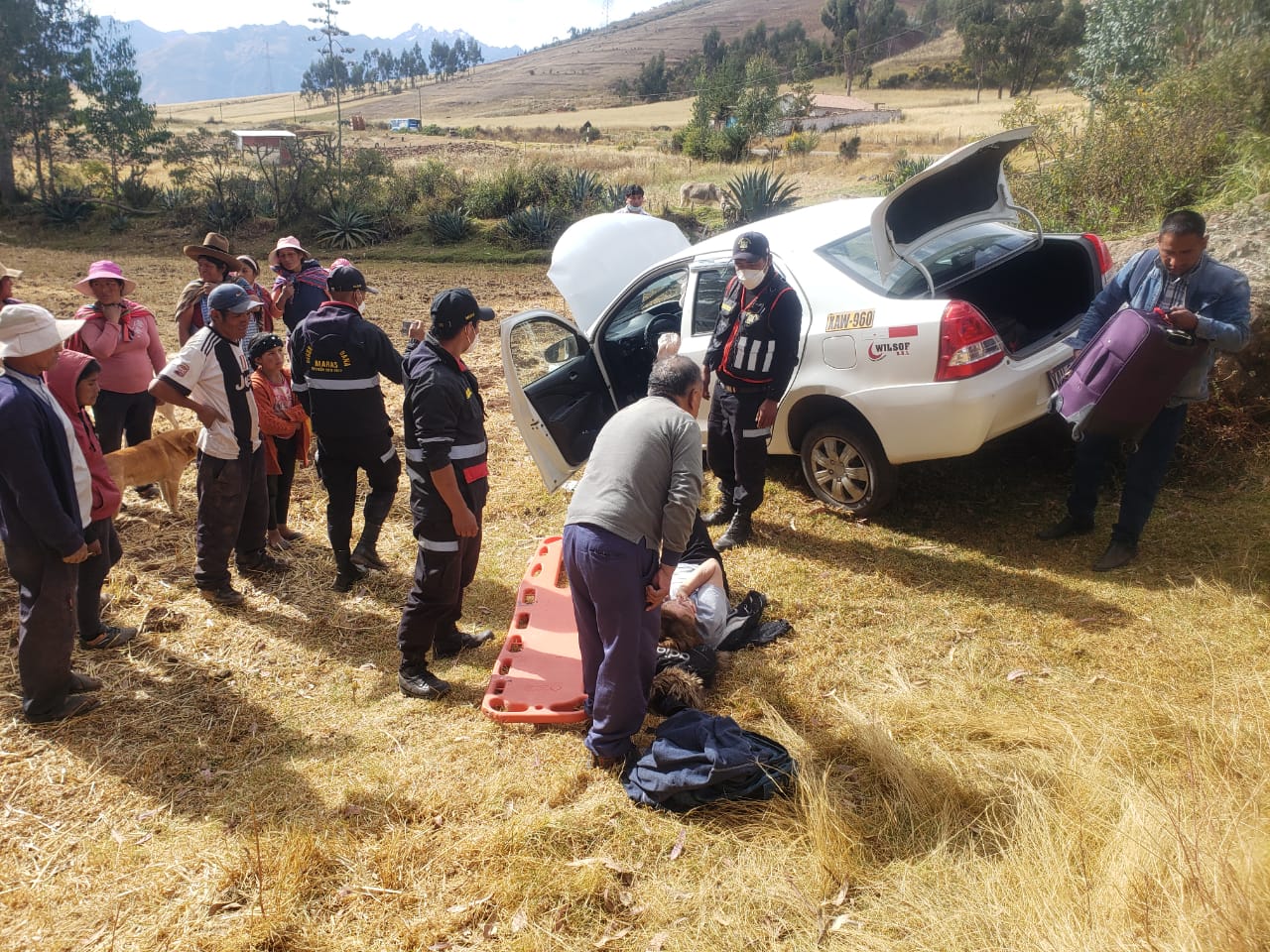Valerosos efectivos del cuerpo de serenazgo de la Municipalidad Distrital de Maras, acudieron inmediatamente accidente de tránsito.
Integrantes de serenazgo Maras,brindaron auxilio rápido a herido por accidente de tránsito
El pasado 21 de junio del 2022 en horas de la tarde, en momentos que realizaban patrullaje en el sector de Cruzpata, Chequereq del Distrito de Maras,  integrantes de Serenazgo recibieron el llamado de alerta por accidente de tránsito a la altura de la Comunidad de Chequereq, Cruzpata, donde se encontraba varias personas heridas y una de gravedad producto del despiste de un vehículo Toyota, Etios de Placa XAW-960 de propiedad  WILSOF SRL, 
Al constituirse al lugar de los hechos, los agentes de Seguridad Ciudadana atendieron a los heridos quienes yacían heridos al interior de dicho vehículo uno de los ocupantes aparentemente presentaba fractura de hombro y pierna  , por lo que tuvieron que derivarlo de emergencia hacia al nosocomio más cercano.
