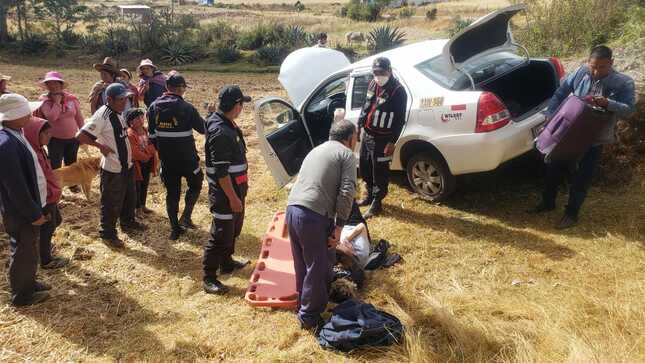 Valerosos efectivos del cuerpo de serenazgo de la Municipalidad Distrital de Maras, acudieron inmediatamente accidente de tránsito.
Integrantes de serenazgo Maras,brindaron auxilio rápido a herido por accidente de tránsito
El pasado 21 de junio del 2022 en horas de la tarde, en momentos que realizaban patrullaje en el sector de Cruzpata, Chequereq del Distrito de Maras,  integrantes de Serenazgo recibieron el llamado de alerta por accidente de tránsito a la altura de la Comunidad de Chequereq, Cruzpata, donde se encontraba varias personas heridas y una de gravedad producto del despiste de un vehículo Toyota, Etios de Placa XAW-960 de propiedad  WILSOF SRL, 
Al constituirse al lugar de los hechos, los agentes de Seguridad Ciudadana atendieron a los heridos quienes yacían heridos al interior de dicho vehículo uno de los ocupantes aparentemente presentaba fractura de hombro y pierna  , por lo que tuvieron que derivarlo de emergencia hacia al nosocomio más cercano.
