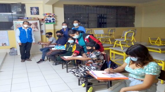 Especialistas con estudiantes de CEBA