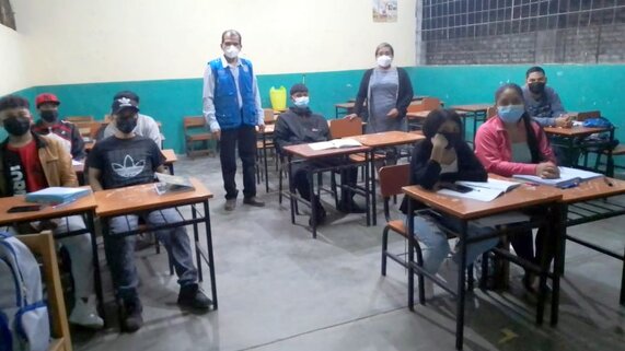Estudiantes de CEBA junto a especialistas.