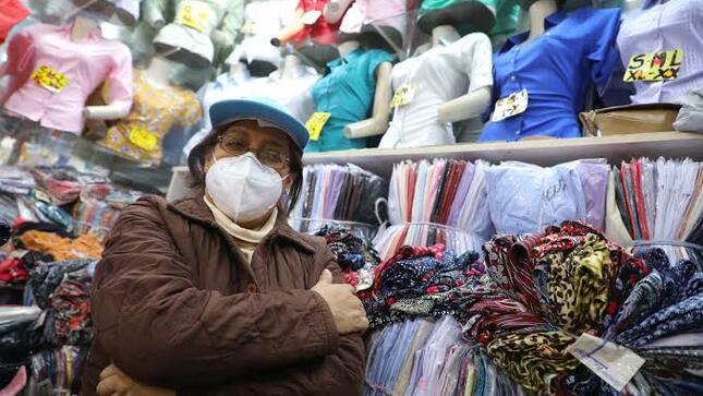 Imagen de vendedora del sector textil confecciones