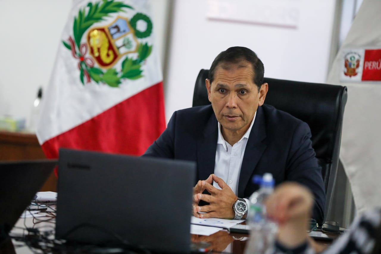 Imagen del ministro Jorge Luis Prado en una oficina y frente a una laptop exponiendo ante la Comisión de Producción del Congreso de la República