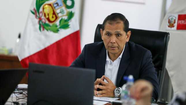Imagen del ministro Jorge Luis Prado en una oficina y frente a una laptop exponiendo ante la Comisión de Producción del Congreso de la República