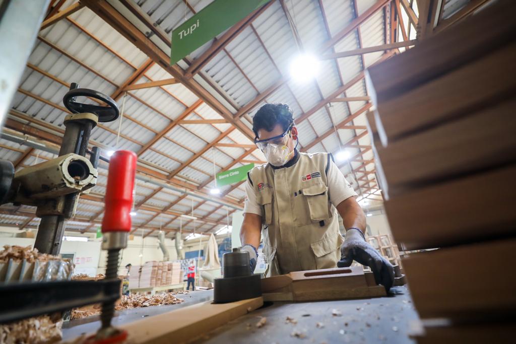 Imagen de trabajador del sector maderero