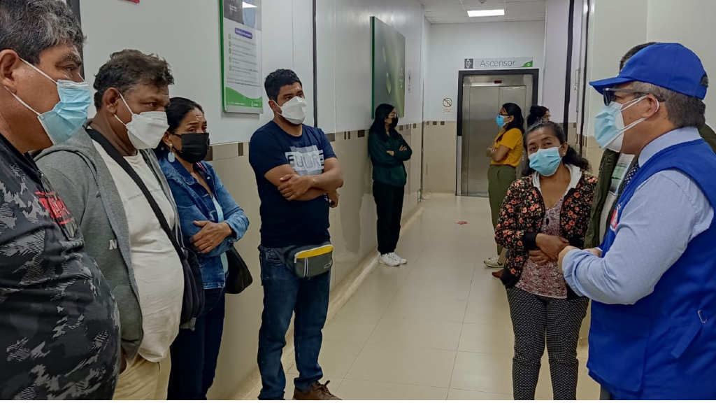 Jefe de Oficina Defensorial de Piura conversando con familiares