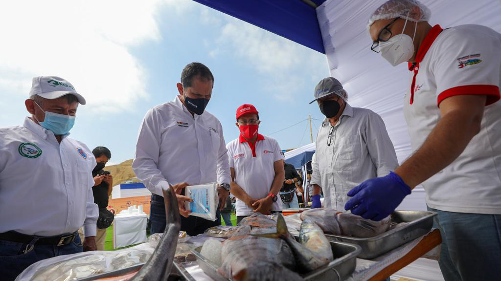 Imagen del ministro Jorge Luis Prado en puesto con productos marinos