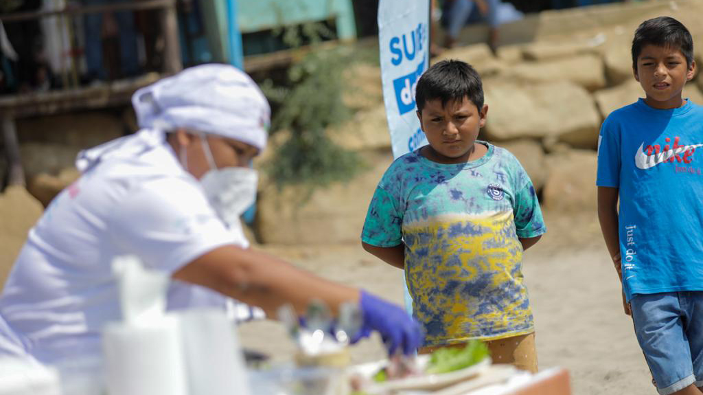 Imagen de mujer cocinera de la caleta El Ñuro