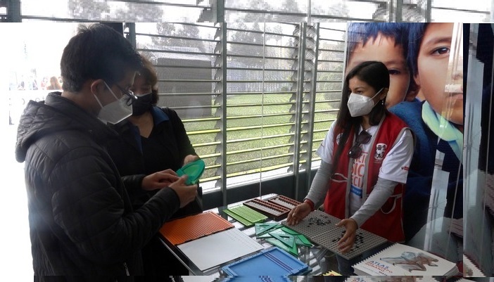 Eugenio Julca Ávila, de 23 años y con sordoceguera, se prepara para ser docente de primaria y enseñar a niños con una situación similar a la de él con el fin de que puedan acceder a una educación de calidad que les permita tener una vida digna y con oportunidades.