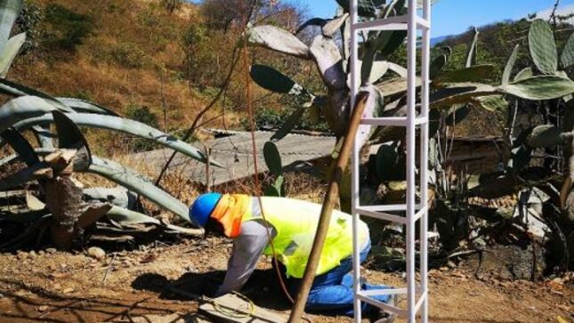 Estudiantes de C.P Puente Internacional en Ayabaca acceden a clases virtuales gracias a mantenimiento de antena