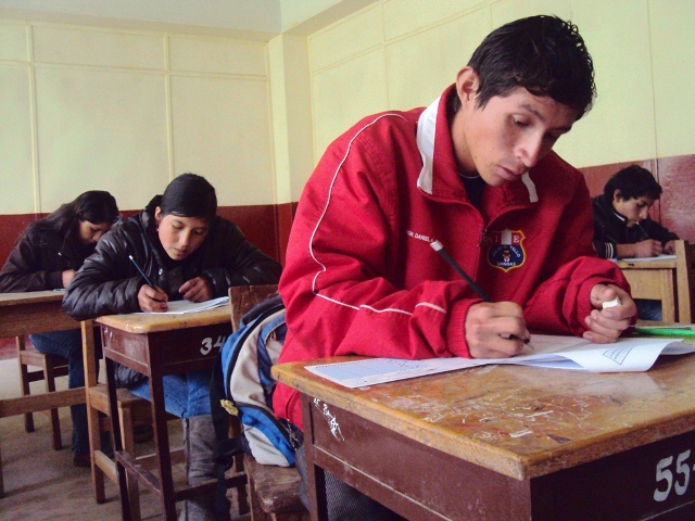 Postulantes rindiendo examen.