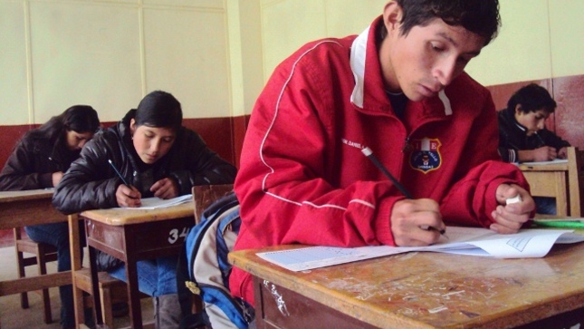 Postulantes rindiendo examen.