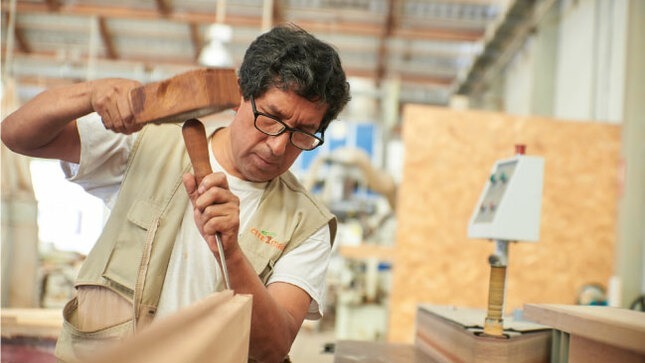 Imagen de persona trabajando en carpintería