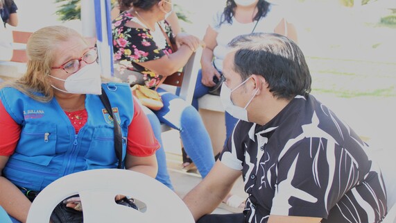 Especialista brindando atención a Padres de Familia