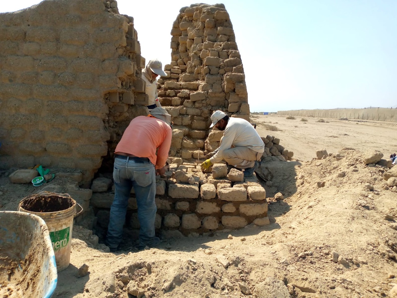 Avanzan en reestructuración de muro moderno colapsado en zona arqueológica Chiquitoy Viejo