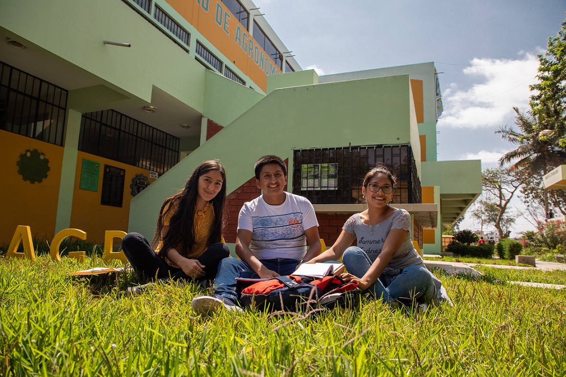 Estudiantes en la Universidad Nacional Pedro Ruiz Gallo, Lambayeque.