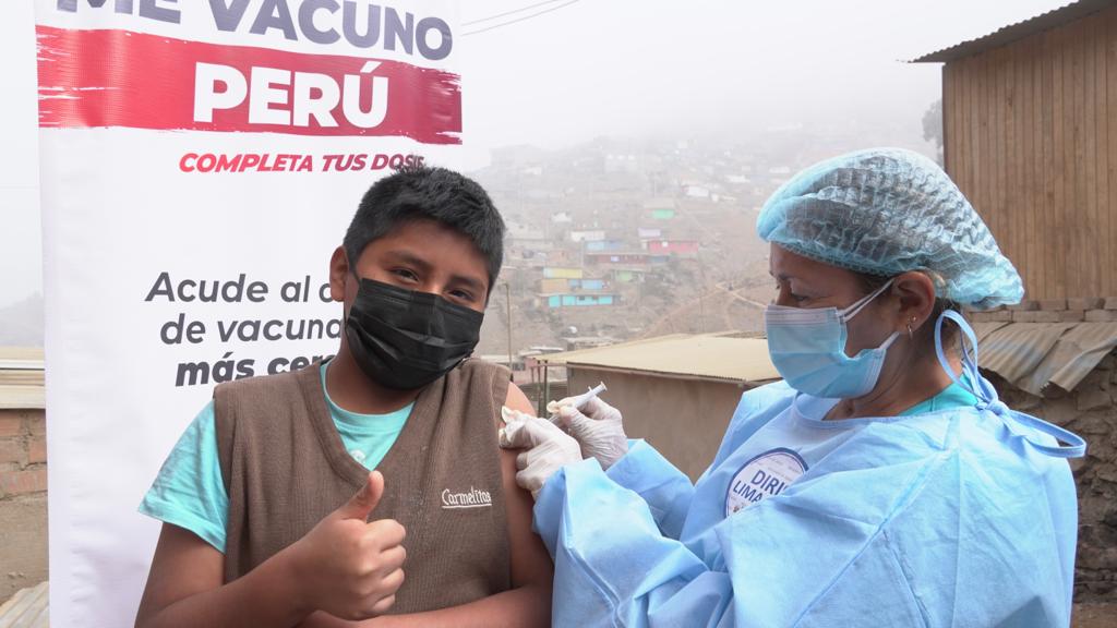 Brigadas de salud llegaron a Villa María del Triunfo a vacunar a la población contra la influenza y la COVID-19