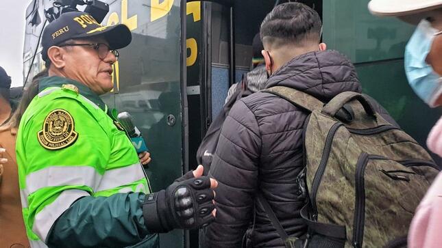 Buses de la PNP trasladan a pasajeros en Lima ante paro de transportistas 